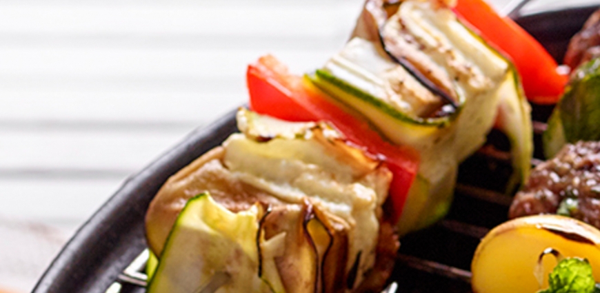 Brochettes de feta, aubergine et courgette