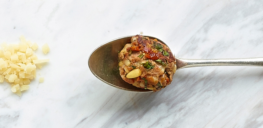 Boulettes de bœuf aux pignons de pin, tomates séchées et parmesan