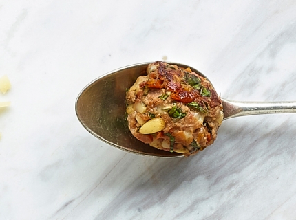 Boulettes de bœuf aux pignons de pin, tomates séchées et parmesan