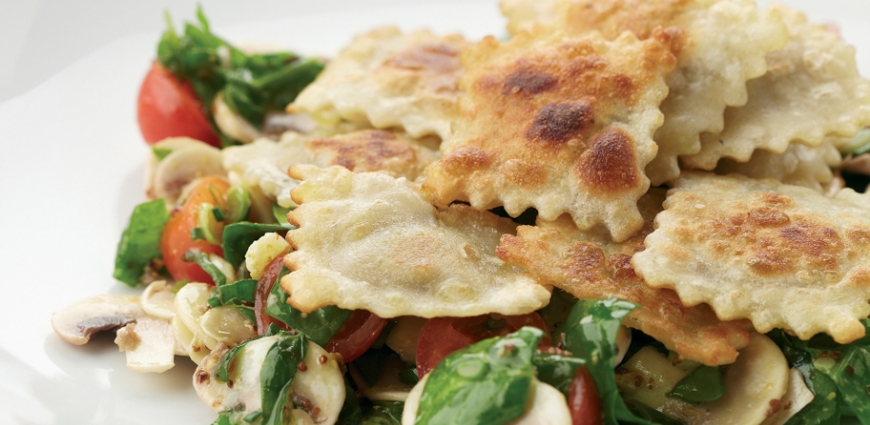 Fricassée de raviolis et salade épinard-champignon