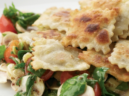 Fricassée de raviolis et salade épinard-champignon