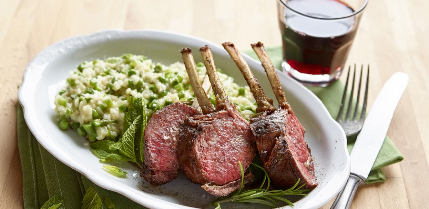 Risotto au thé à la menthe, côtelettes d'agneau et légumes verts