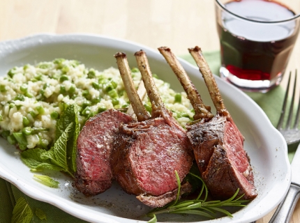 Risotto au thé à la menthe, côtelettes d'agneau et légumes verts