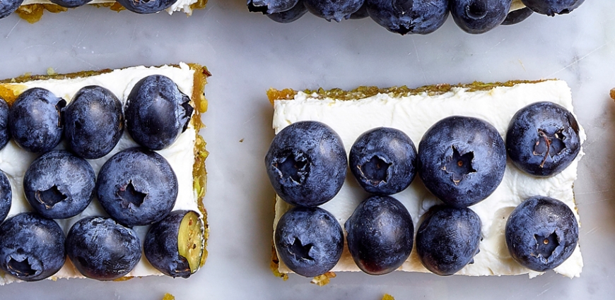 Barres de granola à la crème d’amandes et aux myrtilles