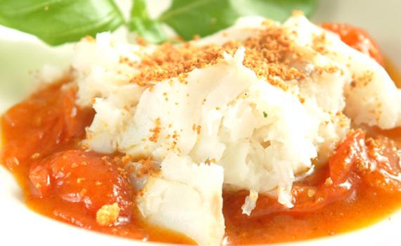 Cœur de cabillaud, tomates-cerises confites et sablé au parmesan