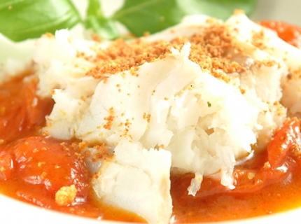 Cœur de cabillaud, tomates-cerises confites et sablé au parmesan