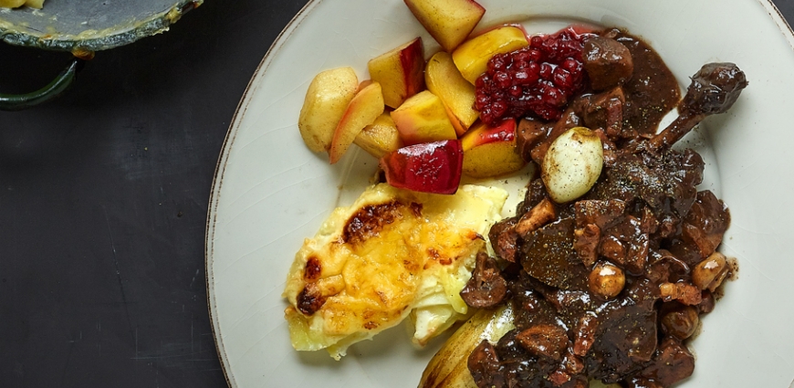 Carbonnades de lièvre, gratin céleri-rave/pommes de terre, chicons sautés, compote de pommes aux airelles