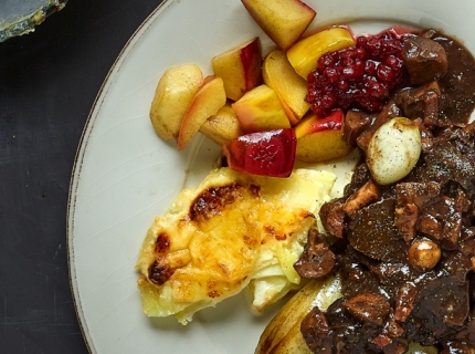 Carbonnades de lièvre, gratin céleri-rave/pommes de terre, chicons sautés, compote de pommes aux airelles