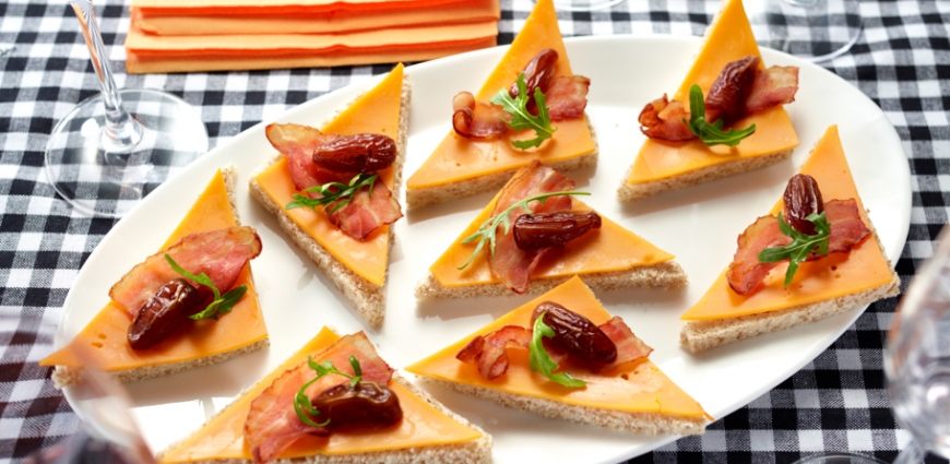 Canapés de cheddar au bacon