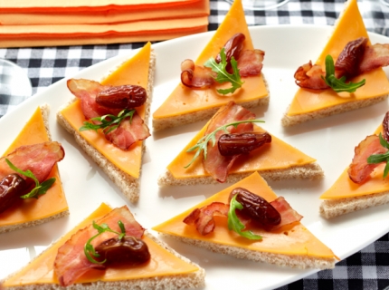 Canapés de cheddar au bacon