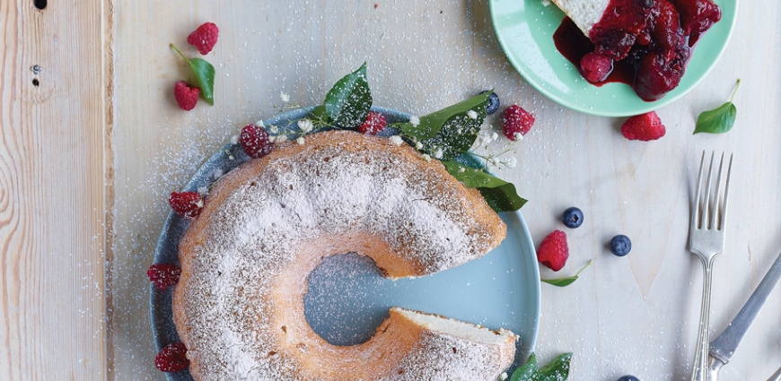 Angel food cake et compote de fruits rouges