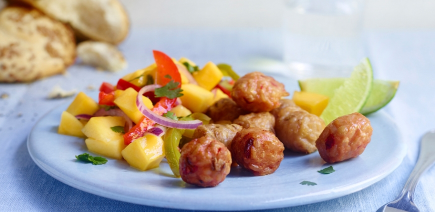 Boulettes de riz et salade de mangue piquante