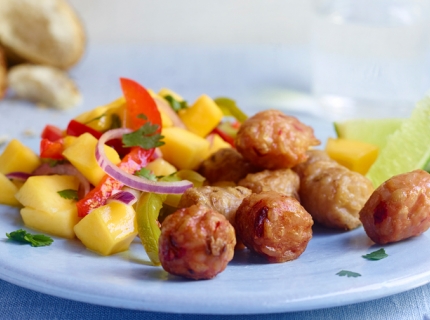 Boulettes de riz et salade de mangue piquante