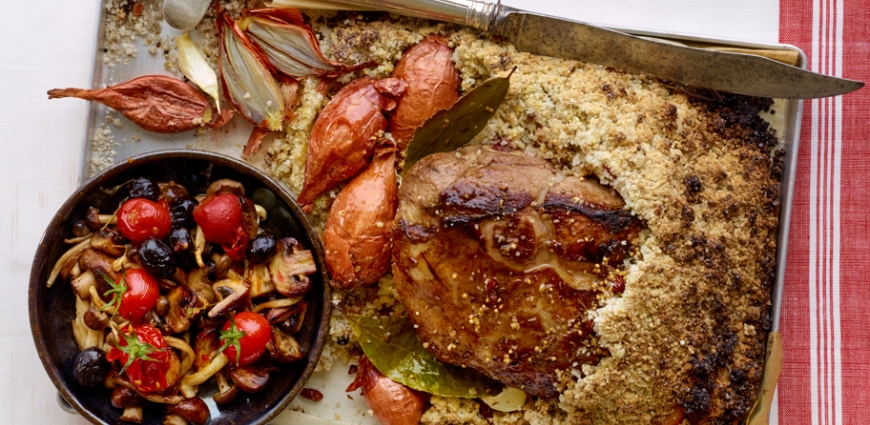 Gigot d'agneau en croûte de sel, champignons, olives et tomates