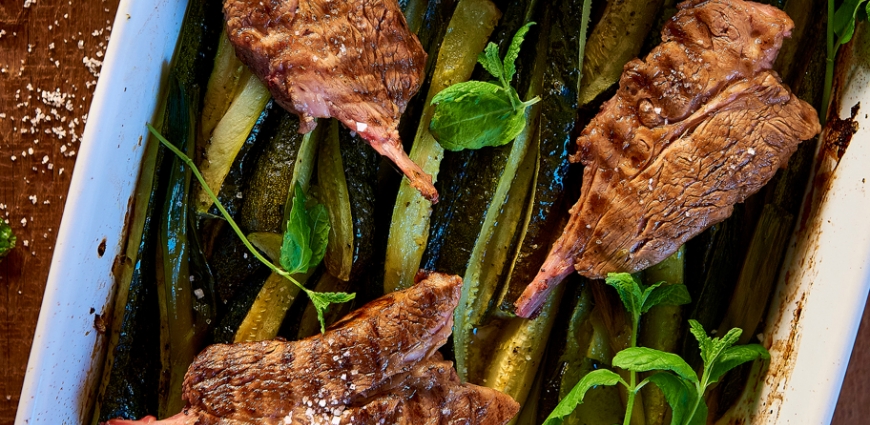 Côtes d'agneau et poêlée de courgettes à la menthe fraîche et Pastis