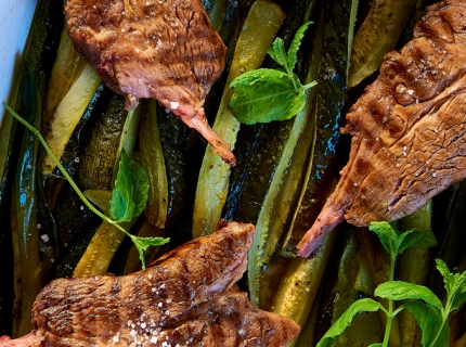 Côtes d'agneau et poêlée de courgettes à la menthe fraîche et Pastis