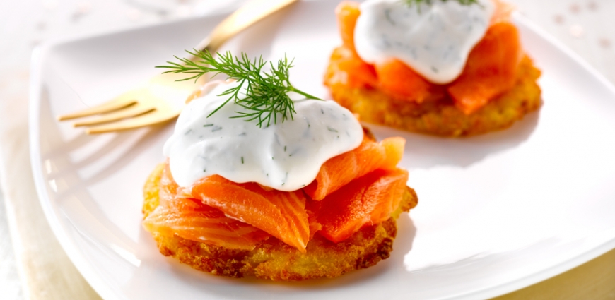 Paillassons de pommes de terre au saumon fumé et chantilly aux herbes