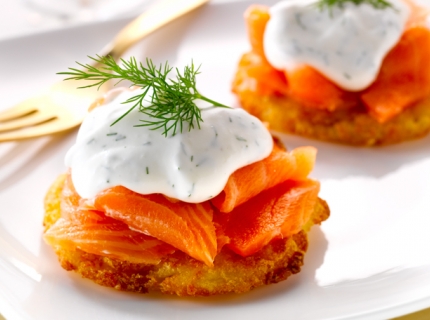 Paillassons de pommes de terre au saumon fumé et chantilly aux herbes