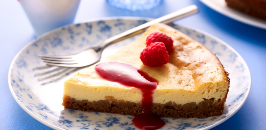 Cheesecake à la vanille, spéculoos et coulis de framboises