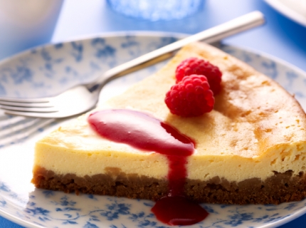 Cheesecake à la vanille, spéculoos et coulis de framboises