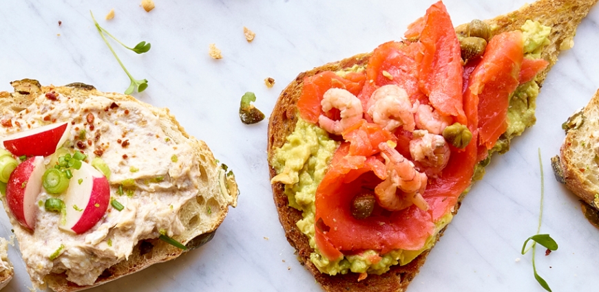 Pain sans gluten à l'avocat et saumon fumé