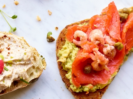 Pain sans gluten à l'avocat et saumon fumé