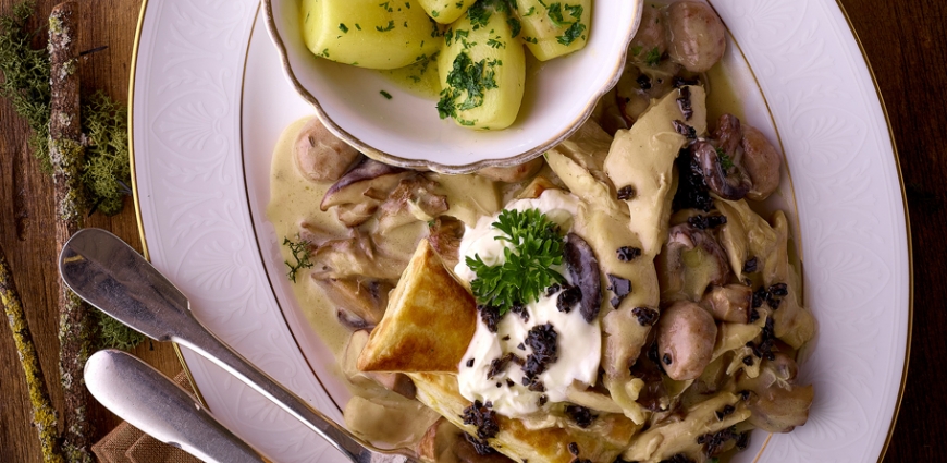 Vol-au-vent de luxe au mini-chapon et aux champignons des bois, huile de truffe