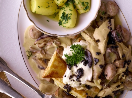 Vol-au-vent de luxe au mini-chapon et aux champignons des bois, huile de truffe