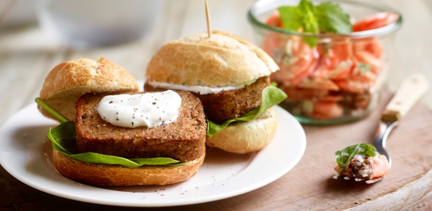 Burgers de lupin et salade de carottes aux raisins secs