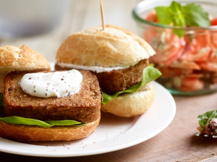 Burgers de lupin et salade de carottes aux raisins secs