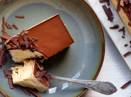 Javanais à la crème au beurre au café et ganache au chocolat