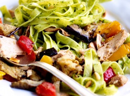 Tagliatelles au poulet, pesto et légumes grillés