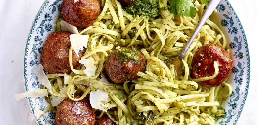 Boulettes d'agneau et pâtes au pesto