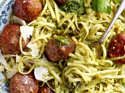 Boulettes d'agneau et pâtes au pesto