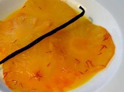 Ananas confit au safran et vanille