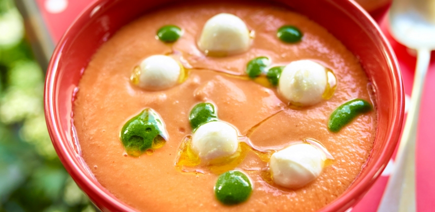 Gaspacho de tomates, mini boules de mozzarella et huile au basilic