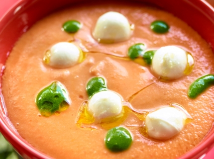 Gaspacho de tomates, mini boules de mozzarella et huile au basilic