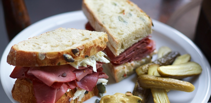 Sandwich au pastrami et coleslaw