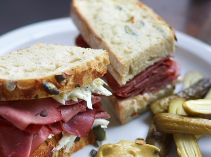 Sandwich au pastrami et coleslaw