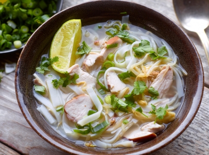 Potage Phô au poulet fumé