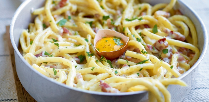 Pâtes aux lardons, œuf, poivre noir et fromage fondu