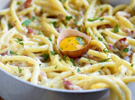 Pâtes aux lardons, œuf, poivre noir et fromage fondu