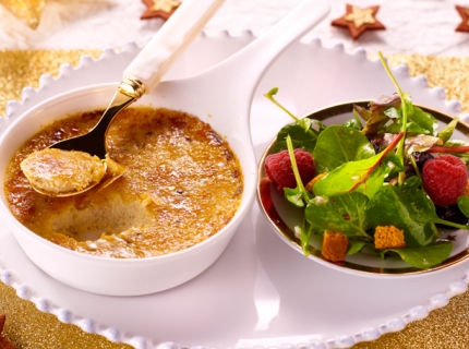 Crème brûlée au foie gras, salade aux croûtons de pain d’épices et framboises