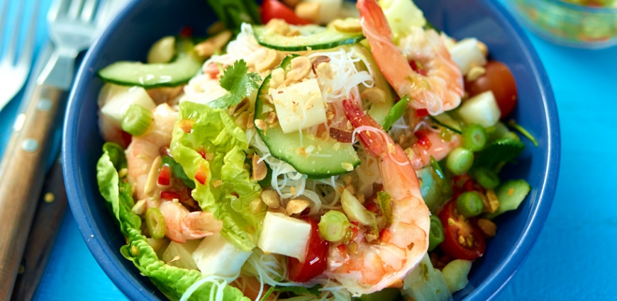 Salade de crevettes roses assaisonnée à la vinaigrette au citron vert