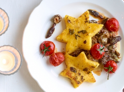 Polenta aux herbes, tomates grillées, morilles au gorgonzola