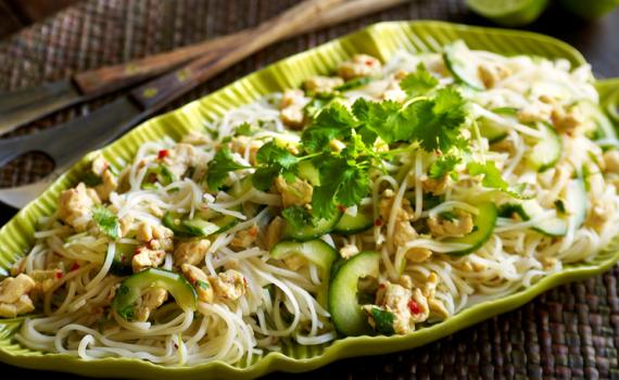 Salade de poulet aux nouilles à la thaïlandaise