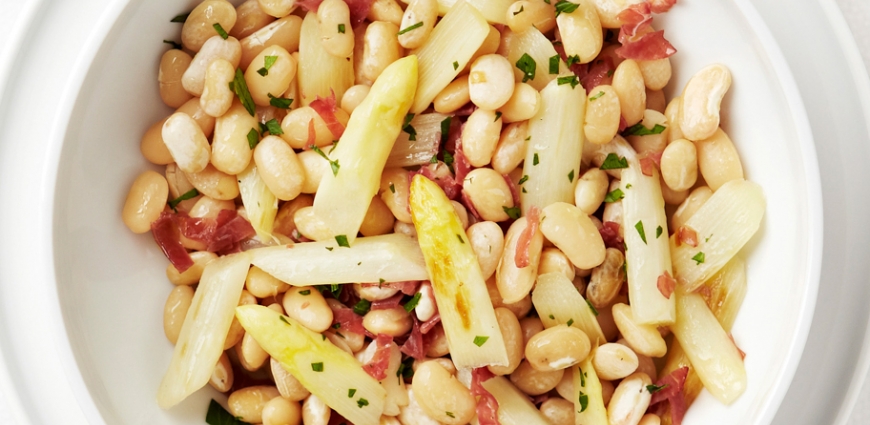 Salade de haricots et asperges blanches au jambon de pays