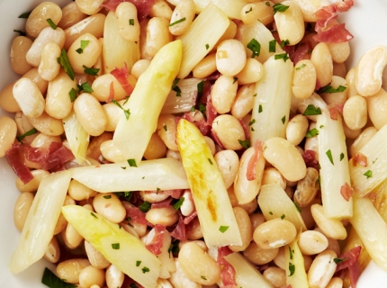 Salade de haricots et asperges blanches au jambon de pays