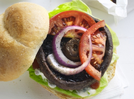 Burgers de portobello avec frites de légumes et sauce tartare