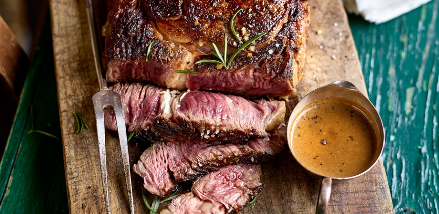 Côte à l'os irlandaise au chou vert caramélisé et sauce au whiskey